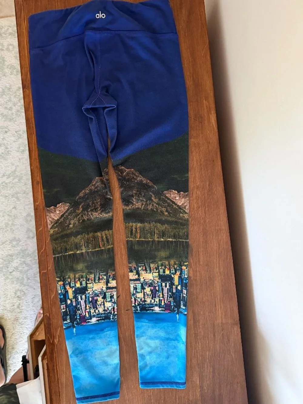 ALO Yoga Capri Leggings Size Medium Blue Mid High Rise Watercolor Full Length